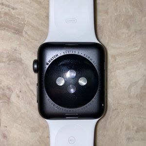 Apple Watch Series 3. 42 mm.